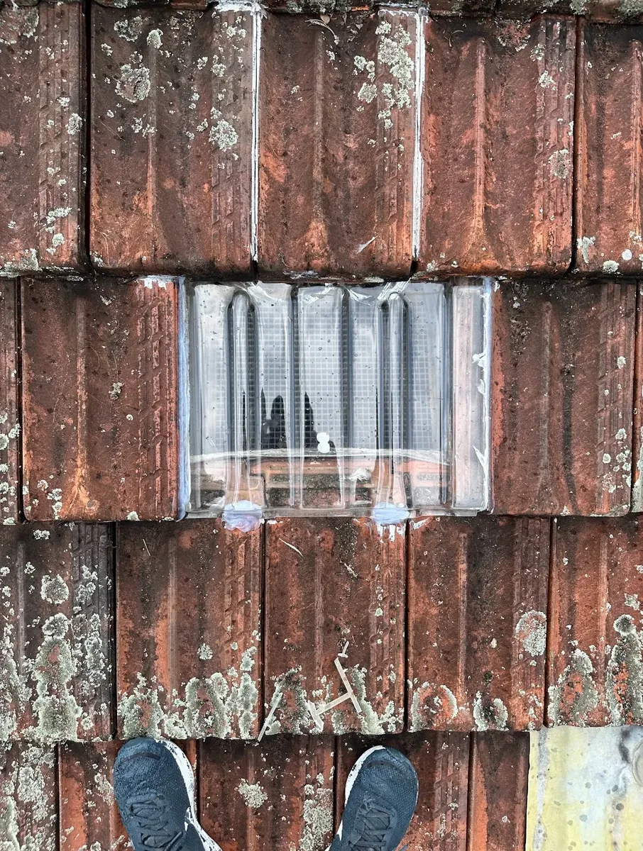 Roof repair sealing tiles against leaks